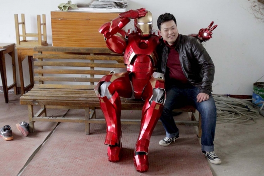 Uniknya kostum Iron Man dari plastik buatan pria China