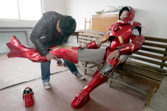 Uniknya kostum Iron Man dari plastik buatan pria China