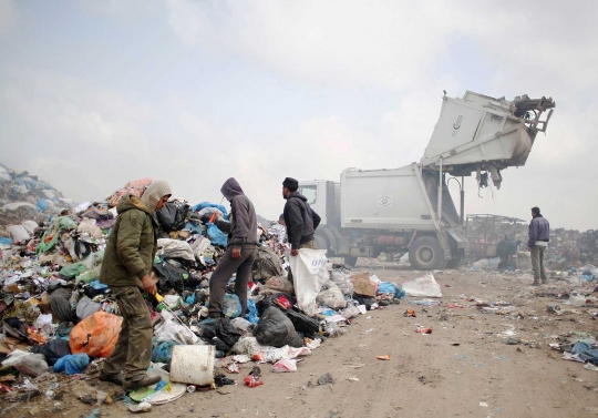 Potret sengsara warga Gaza hidup cari nafkah di pembuangan sampah