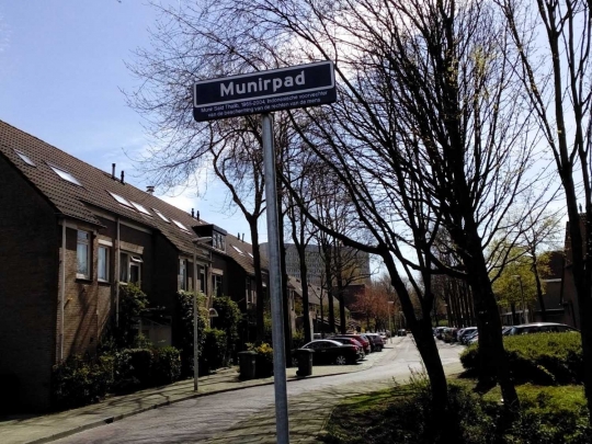 Bersepeda di Jalan Munirpad, Den Haag