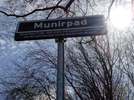 Bersepeda di Jalan Munirpad, Den Haag