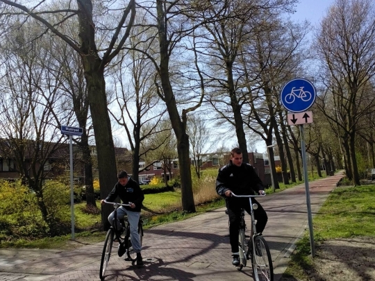 Bersepeda di Jalan Munirpad, Den Haag