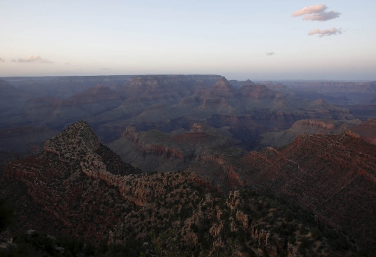 Menikmati keindahan ngarai dan tebing curam Grand Canyon