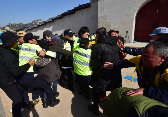 Bentrokan polisi dan warga Korea Selatan ini mirip orang berciuman