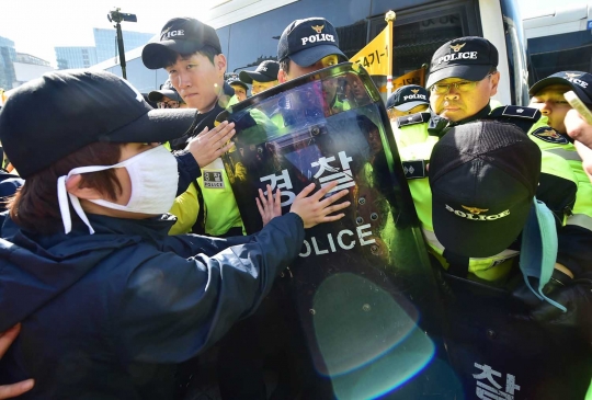 Bentrokan polisi dan warga Korea Selatan ini mirip orang berciuman