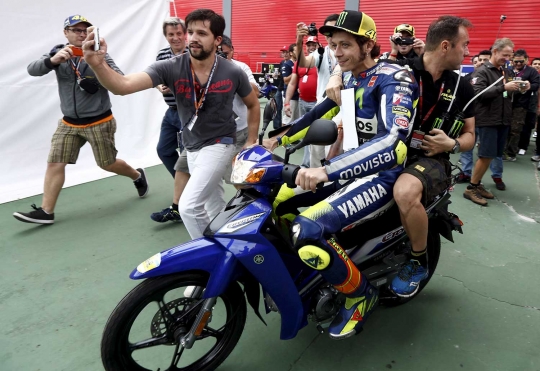 Gaya Rossi naik motor bebek di MotoGP Argentina