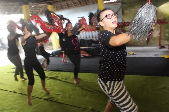 Gemulai gadis penari tradisional Kediri siap sambut KAA