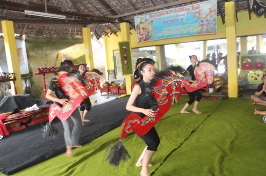 Gemulai gadis penari tradisional Kediri siap sambut KAA