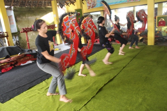 Gemulai gadis penari tradisional Kediri siap sambut KAA