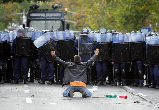 Aksi berani para demonstran ini hadapi polisi sendirian