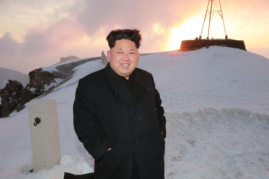 Senyum Kim Jong-un nikmati sunrise di atas gunung tertinggi Korut