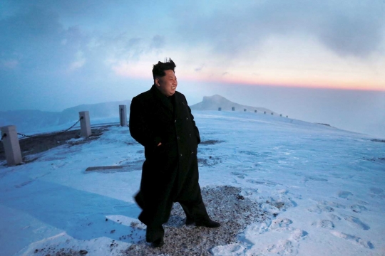 Senyum Kim Jong-un nikmati sunrise di atas gunung tertinggi Korut