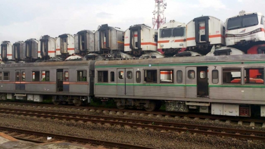 Mengintip kuburan KRL di Stasiun Purwakarta