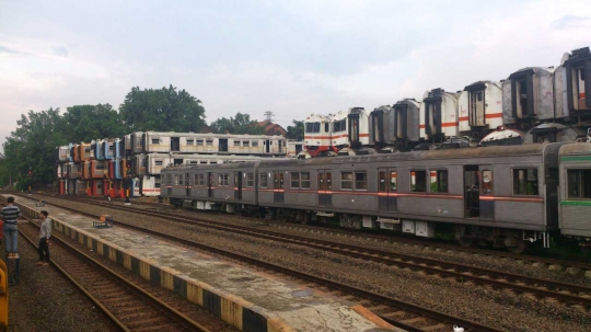 Mengintip kuburan KRL di Stasiun Purwakarta