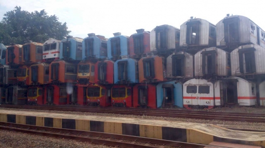 Mengintip kuburan KRL di Stasiun Purwakarta