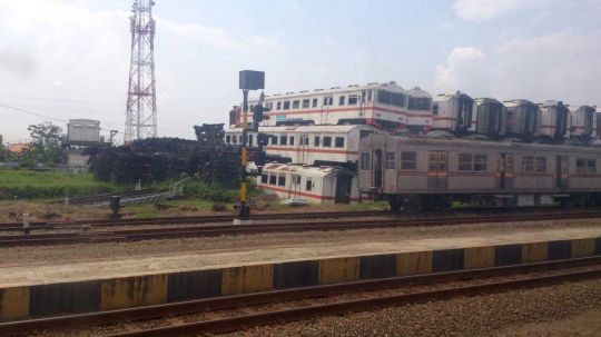 Mengintip kuburan KRL di Stasiun Purwakarta