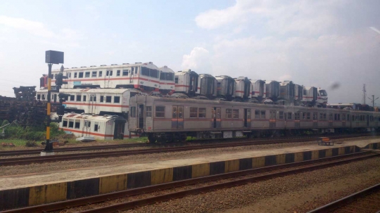 Mengintip kuburan KRL di Stasiun Purwakarta