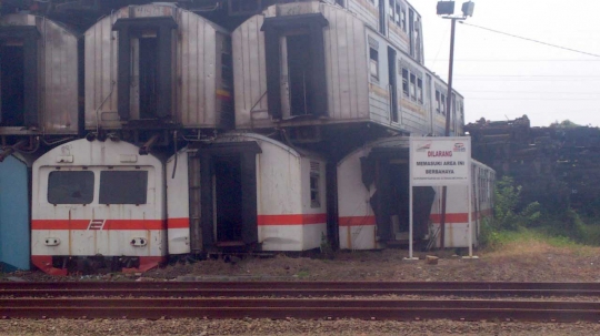 Mengintip kuburan KRL di Stasiun Purwakarta