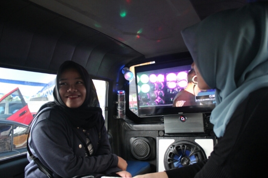 Ini angkot GPS & full musik idola para penumpang milik Haji Faqih