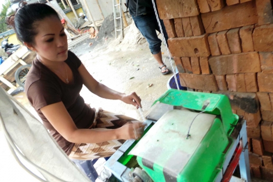 Ini wanita cantik penggosok batu akik sampai kinclong