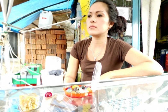 Ini wanita cantik penggosok batu akik sampai kinclong