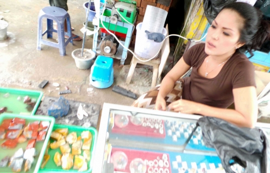 Ini wanita cantik penggosok batu akik sampai kinclong