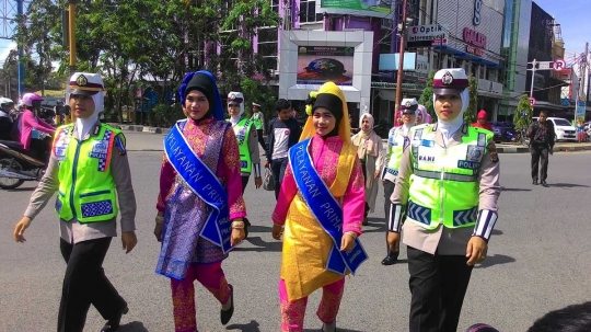 Hari Kartini, Polwan Aceh pakai kebaya adat