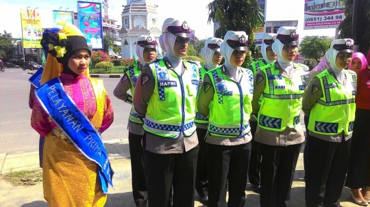 Hari Kartini, Polwan Aceh pakai kebaya adat
