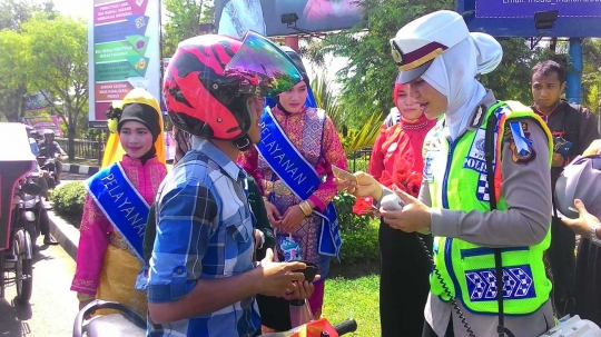 Hari Kartini, Polwan Aceh pakai kebaya adat