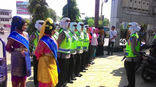 Hari Kartini, Polwan Aceh pakai kebaya adat