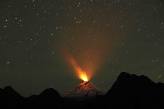 Keindahan sinar emas letusan gunung berapi Villarrica