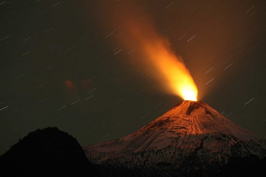 Keindahan sinar emas letusan gunung berapi Villarrica