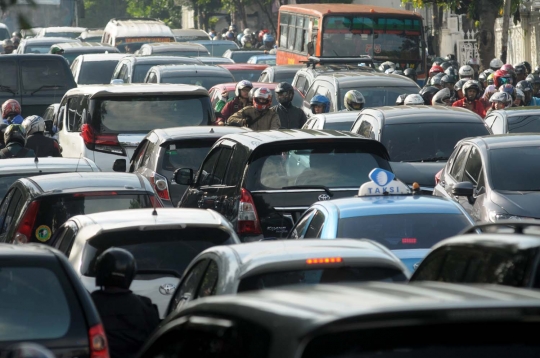 Parahnya macet di Jalan Tendean akibat pengalihan arus KAA