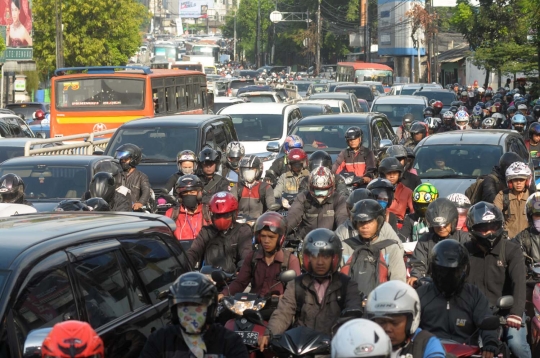 Parahnya macet di Jalan Tendean akibat pengalihan arus KAA