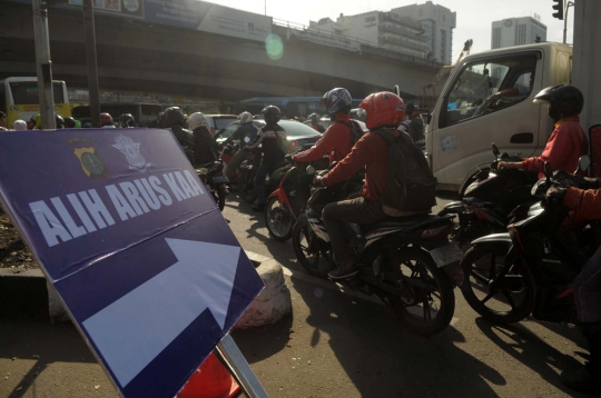 Parahnya macet di Jalan Tendean akibat pengalihan arus KAA