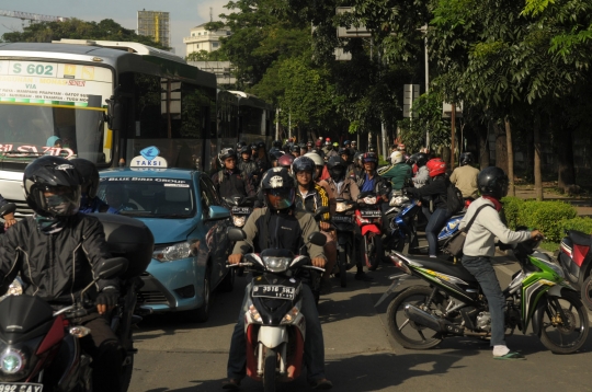 Parahnya macet di Jalan Tendean akibat pengalihan arus KAA