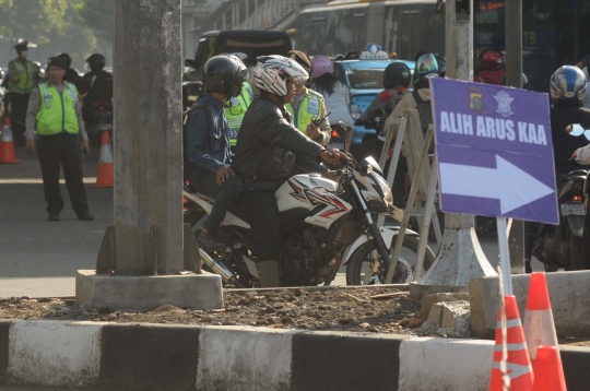 Parahnya macet di Jalan Tendean akibat pengalihan arus KAA