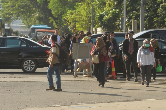 Imbas pengalihan arus KAA, pegawai kantoran terpaksa jalan kaki