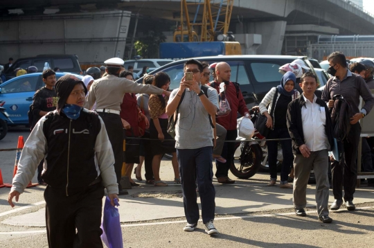 Imbas pengalihan arus KAA, pegawai kantoran terpaksa jalan kaki