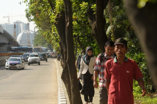 Imbas pengalihan arus KAA, pegawai kantoran terpaksa jalan kaki