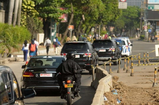 Imbas pengalihan arus KAA, pegawai kantoran terpaksa jalan kaki