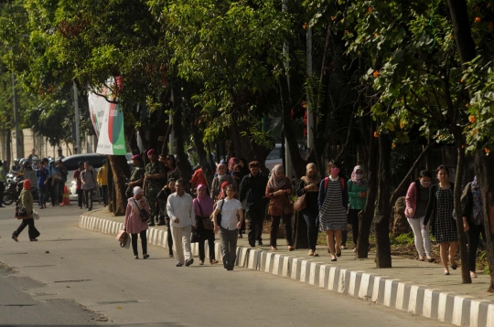 Imbas pengalihan arus KAA, pegawai kantoran terpaksa jalan kaki