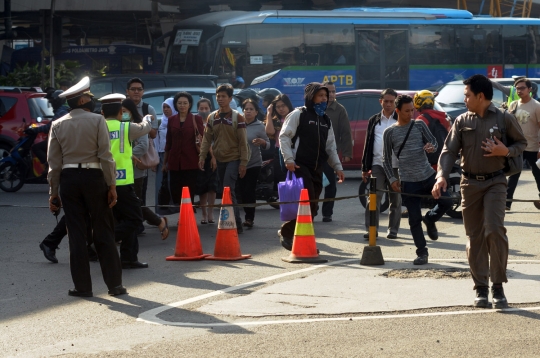 Imbas pengalihan arus KAA, pegawai kantoran terpaksa jalan kaki