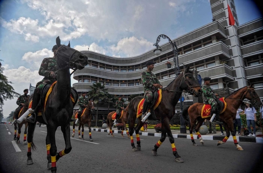 Aksi pasukan berkuda TNI siap amankan KAA di Bandung