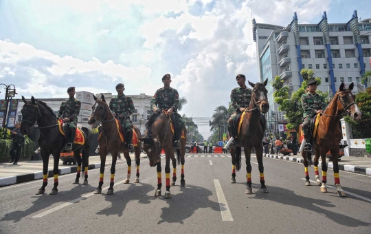 Aksi pasukan berkuda TNI siap amankan KAA di Bandung