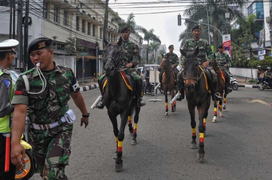 Aksi pasukan berkuda TNI siap amankan KAA di Bandung