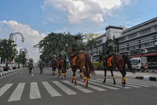 Aksi pasukan berkuda TNI siap amankan KAA di Bandung