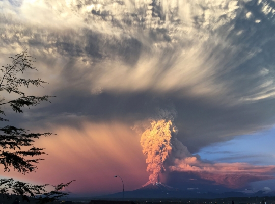 Dahsyatnya letusan Gunung Calbuco setelah 43 tahun 'tertidur'