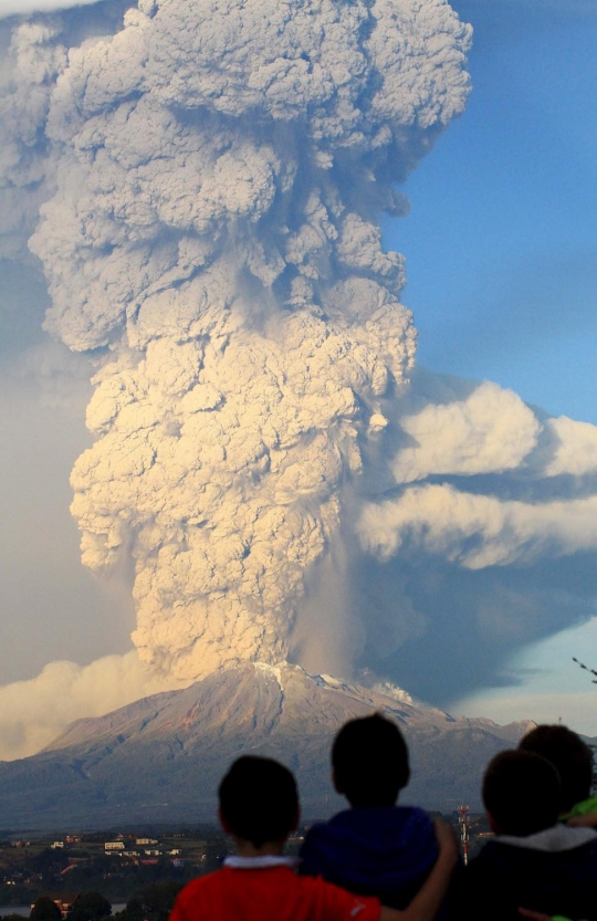 Dahsyatnya letusan Gunung Calbuco setelah 43 tahun 'tertidur'