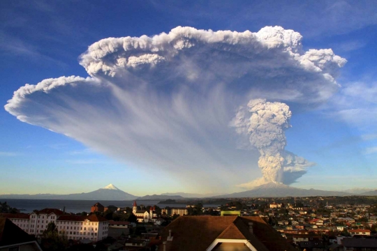 Dahsyatnya letusan Gunung Calbuco setelah 43 tahun 'tertidur'